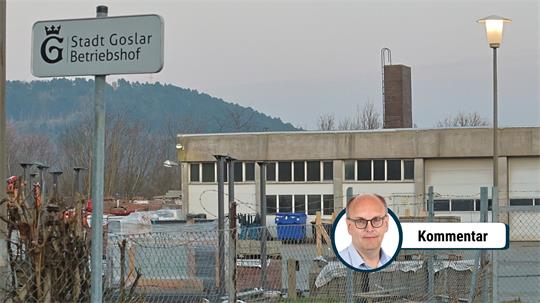 Gelände mit Zaun, im Hintergrund ein Gebäude und ein Schild mit der Aufschrift 'Stadt Goslar Betriebshof' bei Dämmerung
