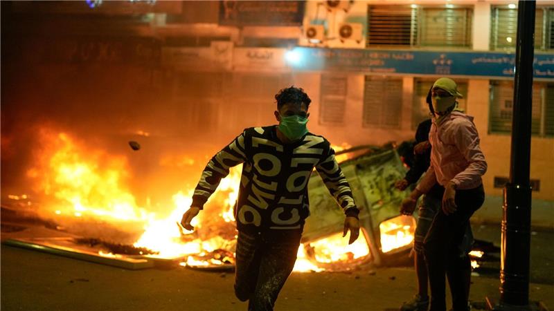 Bilder des Tages Marokko: Brennendes Polizeifahrzeug bei Protesten für Reformen in Rabat