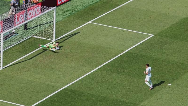 Marokkos Torhüter Bono (l) pariert einen Elfmeter von Frankreichs Kylian Mbappé.