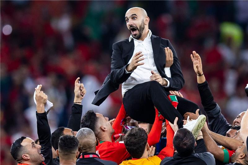 Marokko bewirbt sich mit Spanien und Portugal um WM 2030 Marokkos Trainer Walid Regragui wird von seinen Spielern gefeiert.