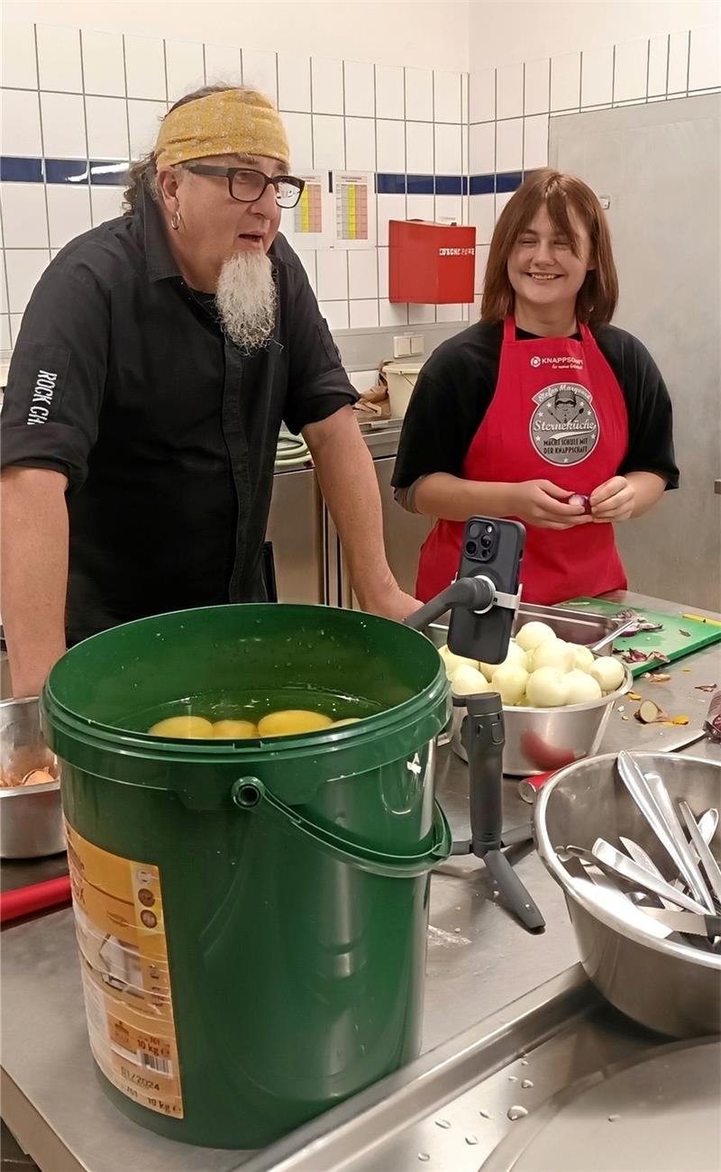 Prominenter Sternekoch macht Bad Harzburgs Schülern Dampf Marquard erklärt die nächsten Schritte. Foto: Jenzora
