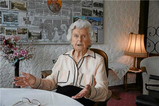 Marta Lattemann-Meyer feiert heute ihren 95. Geburtstag. Den Hahnenkleer Hof, den sie 1987 kaufte und nach der Wende für zwei Millionen Euro umbaute, bezeichnet sie heute als ihr „Lebenswerk“, doch das geht über einen funktionierenden Hotelbetrieb weit hinaus. Foto: Kempfer