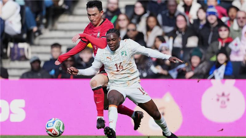 Martial Godo (vorne) gewann mit der Elfenbeinküste einen WM-Test gegen Südkorea.