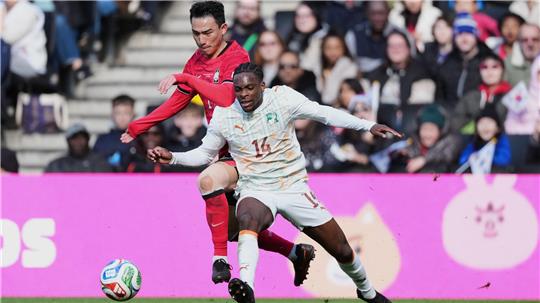 Martial Godo (vorne) gewann mit der Elfenbeinküste einen WM-Test gegen Südkorea.