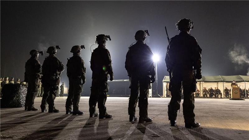 Martialisch: Soldaten eines Panzergrenadierbataillons der Bundeswehr stehen während der offiziellen Übergabe des neuen Sturmgewehrs G95 auf dem Truppenübungsplatz Grafenwöhr.