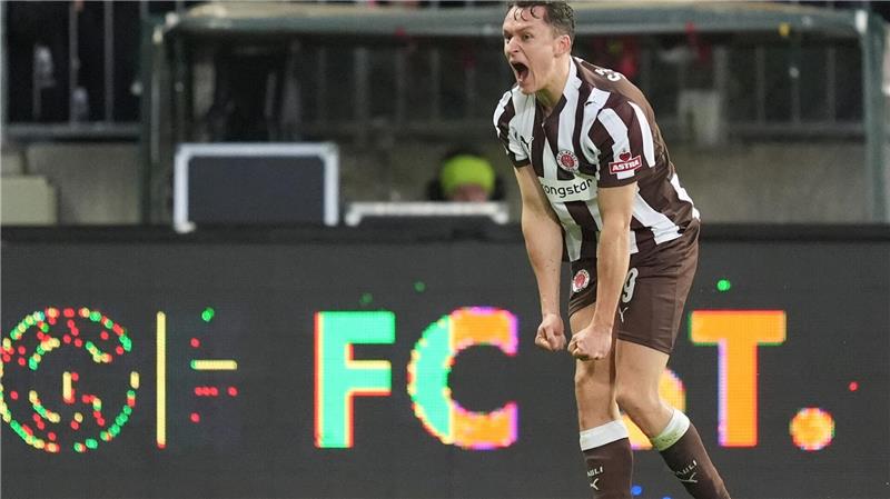 Martijn Kaars jubelt über seinen Treffer zum 1:0 für den FC St. Pauli.