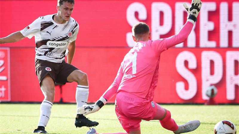 Martijn Kaars überwindet Kiels Keeper Timon Weiner zum 1:0 für den FC St. Pauli.