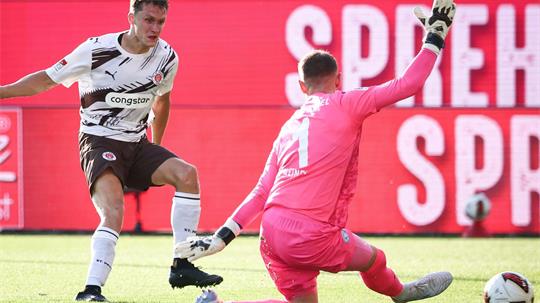 Martijn Kaars überwindet Kiels Keeper Timon Weiner zum 1:0 für den FC St. Pauli.