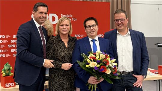 Martin Albinus (2.v.r.) ist der SPD-Landratskandidat in Wolfenbüttel. Die Sozialdemoraten stehen hinter ihm (v.l.). Niedersachsens Ministerpräsident Olaf Lies, Dunja Kreiser, MdB und Jan Schröder, MdL.