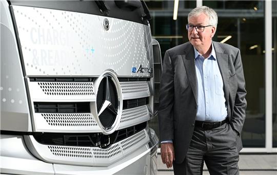 Martin Daum, der Vorstandsvorsitzende des Nutzfahrzeugherstellers Daimler Truck, vor einem eActros Lastwagen.