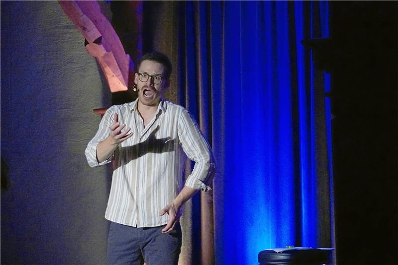 Martin Frank macht Spaß und kann unglaublich gut singen. Und auch das macht Spaß. Beim Kulturklub ist er zum dritten Mal zu Gast und sorgt zum Ende der ersten Saisonhalbzeit noch einmal für ein ausverkauftes Haus. Foto: Schlegel