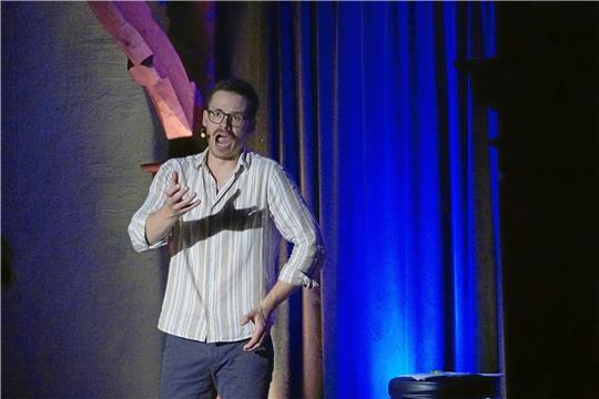 Martin Frank macht Spaß und kann unglaublich gut singen. Und auch das macht Spaß. Beim Kulturklub ist er zum dritten Mal zu Gast und sorgt zum Ende der ersten Saisonhalbzeit noch einmal für ein ausverkauftes Haus. Foto: Schlegel