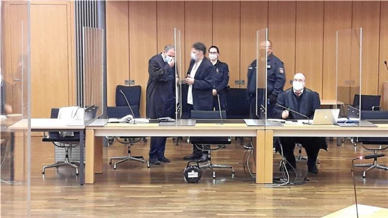 ZDF-Doku gibt neue Einblicke in Mordfall um Karsten M. Martin G. an einem der Verhandlungstage vor dem Landgericht Braunschweig mit seinen beiden Verteidigern.