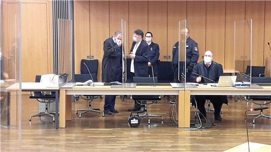 Martin G. an einem der Verhandlungstage vor dem Landgericht Braunschweig mit seinen beiden Verteidigern. Foto: GZ-Archiv