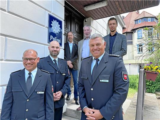 Martin Görlich (l.) übernimmt das Bad Harzburger Polizeirevier von Torsten Ahrens (vorn rechts), der es acht Jahre lang geleitet hat. Die offizielle Amtsübergabe vollzieht Carl Schierandt (2.v.l.) im Beisein von (hinten v.r.) Alexander Uebel, Chef der Kriminalpolizei der PI Goslar sowie Bürgermeister Ralf Abrahms und Erstem Stadtrat Andreas Simon. Foto: Schlegel