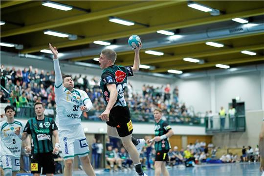 Martin Hanne vom TSV Hannover-Burgdorf hebt ab und erzielt eines seiner insgesamt sieben Tore. Foto: Epping