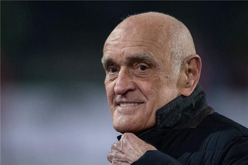 Martin Kind, Geschäftsführer von Hannover 96, ist vor dem Spiel im Stadion.