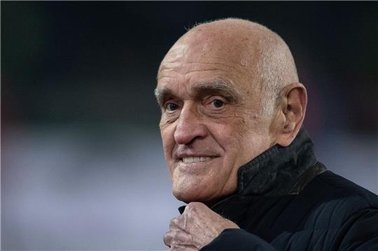 Martin Kind, Geschäftsführer von Hannover 96, ist vor dem Spiel im Stadion.