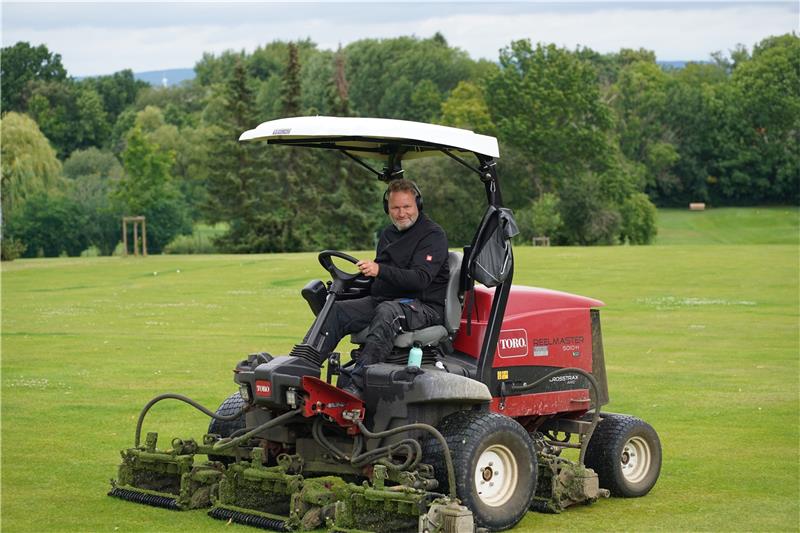 Vom Informatiker zum Platzwart des Harzburger Golfclubs Martin Kleiber gefällt seine Arbeit als Greenkeeper. Foto: Bode