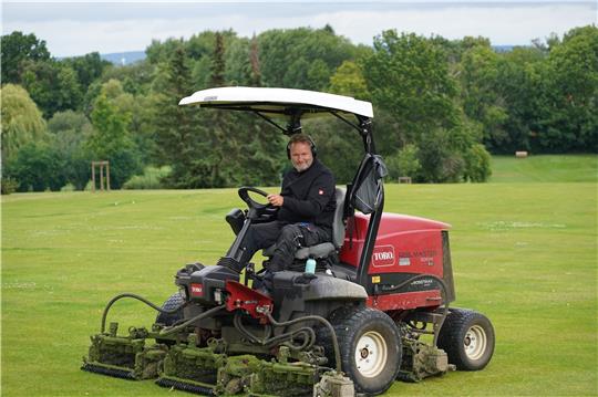 Martin Kleiber gefällt seine Arbeit als Greenkeeper. Foto: Bode