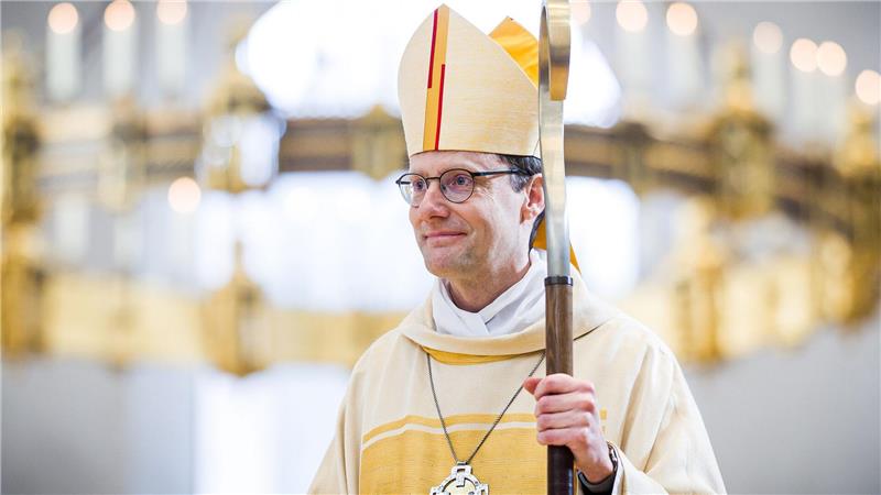 Martin Marahrens, neuer Bischof des Bistums Hildesheim, steht im Dom.