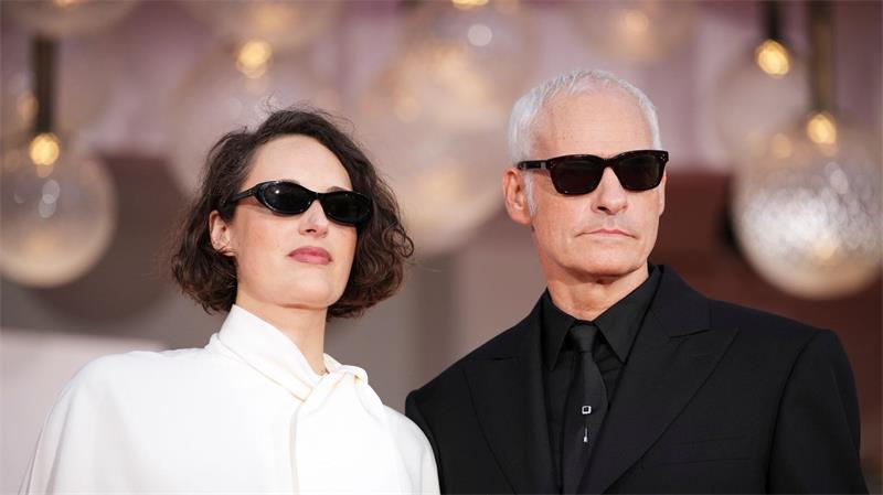 Das sind die Favoriten beim Filmfest Venedig Martin McDonagh ist nicht zum ersten Mal mit einem Film in Venedig - hier mit seiner Partnerin Phoebe Waller-Bridge auf dem roten Teppich. (Archivbild)