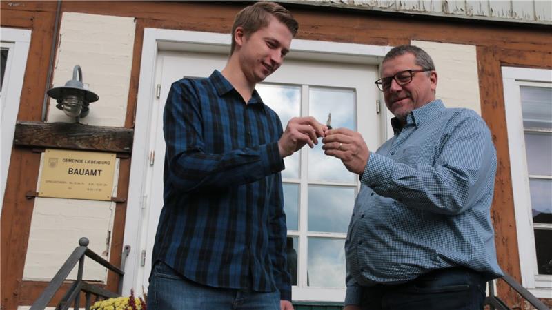Martin Menzel ist „der Neue“ im Bauamt Martin Menzel ist der neue Tiefbautechniker in der Gemeinde Liebenburg. Bürgermeister Alf Hesse überreicht ihm symbolisch den Schlüssel zum Bauamt-Gebäude.