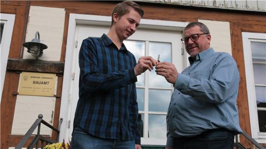 Martin Menzel ist der neue Tiefbautechniker in der Gemeinde Liebenburg. Bürgermeister Alf Hesse überreicht ihm symbolisch den Schlüssel zum Bauamt-Gebäude.