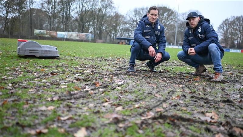 Rasenmähroboter dreht nachts durch und verwüstet Fußballfeld Martin Monnerjahn (l.) und Alexander Fink von der SG Egels-Popens können die Rasenmäher-Panne trotz des Schadens mit Humor sehen.