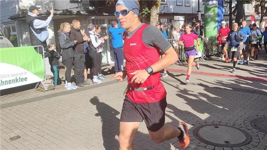 Martin Morgenstern bricht den Streckenrekord des 10-Teiche-Marathons in Hahnenklee. Dies ist jedoch nur ein Fitness-Test vor seinem eigentlichen Ziel. Die Tour de Tirol wird sein Saisonhöhepunkt.