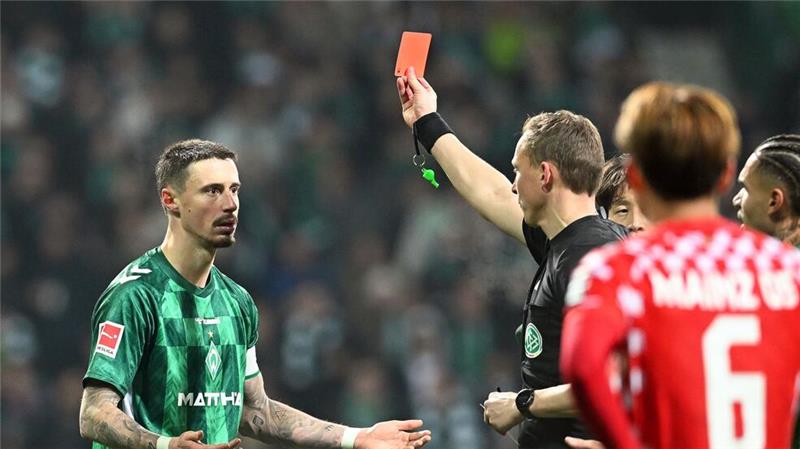 Bittencourt schimpft über Schiedsrichter: „Unter aller Sau“ Martin Petersen zeigt Werders Marco Friedl Gelb-Rot.