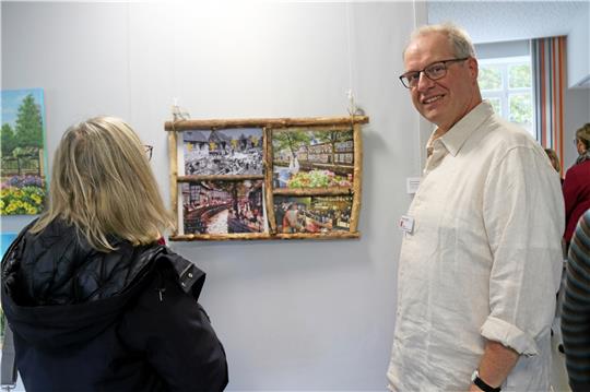 Martin Schenk zeigt seine Liebe zur Abzucht mit vier Fotos im Holzrahmen. Foto: Hartmann