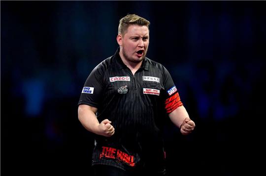 Martin Schindler jubelt über seinen ersten Sief bei dieser Darts-WM.