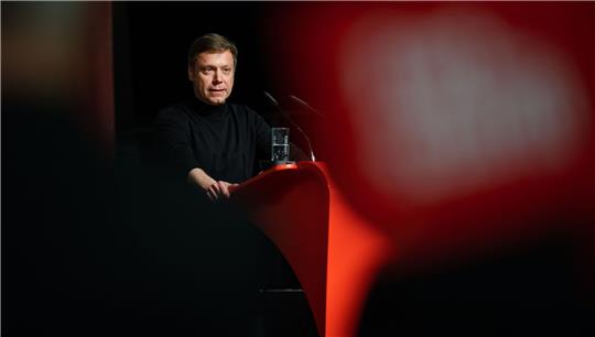 Martin Schirdewan hält eine Rede auf auf dem Landesparteitag Linke Sachsen im November.