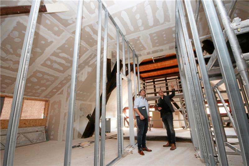 Umbau der Verwaltung in Schladen: Es wird teurer und dauert länger Martin Schulze, Allgemeiner Vertreter des Bürgermeisters, und Architekt Armin Meyer-Herbig machen sich im Dachgeschoss des Hauses C ein Bild vom Fortschritt der Bauarbeiten. Foto: Gereke