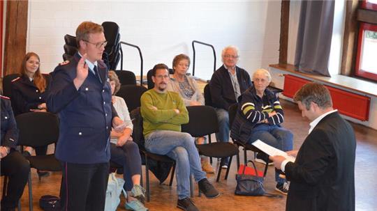 Martin Schulze (r.) ernannte während der Sitzung des Gemeinderates Johannes Grauert zum kommissarischen stellvertretenden Ortsbrandmeisters der Ortsfeuerwehr Gielde.