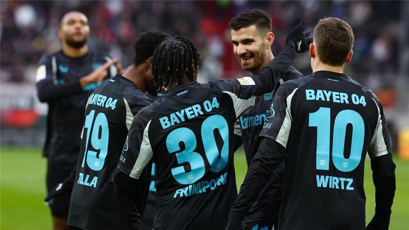 Bayer verkürzt auf Bayern - Cooles 2:0 in Augsburg Martin Terrier (2.v.r) lässt Leverkusen früh jubeln.
