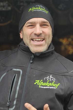 Glühwein & Co. auf dem Weihnachtsmarkt: Was kostet was? Martin Töpperwien trägt eine schwarze Mütze und eine passende schwarze Jacke dazu.