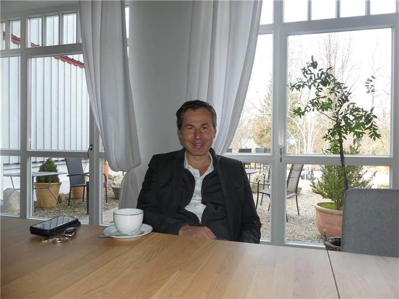 „Projekte anzuschieben, ist Teil unseres Auftrages“ Martin Weigel nimmt sich im Haupthaus der Harz-Urlaubs-Alm Zeit für ein Gespräch. Foto: Römhild