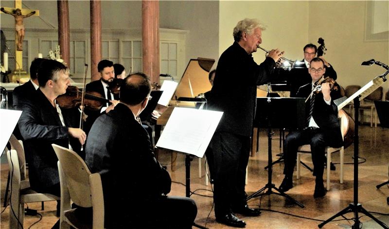 Munterer Parforce-Ritt durch die Jahreszeiten Martin Weller und das Philharmonische Kammerorchester Wernigerode. Foto: Dürich