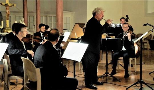 Martin Weller und das Philharmonische Kammerorchester Wernigerode.  Foto: Dürich