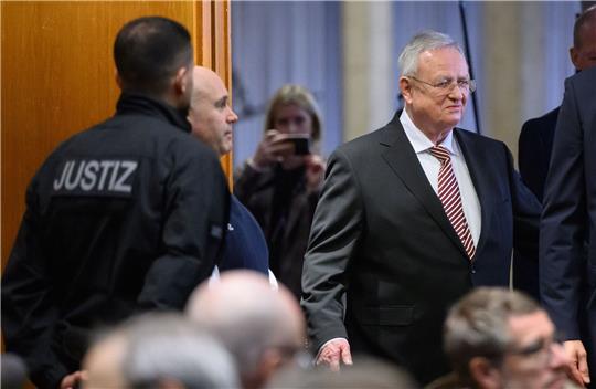 Martin Winterkorn, ehemaliger Vorstandsvorsitzender der Volkswagen AG, kommt in einen Saal in der Stadthalle Braunschweig.