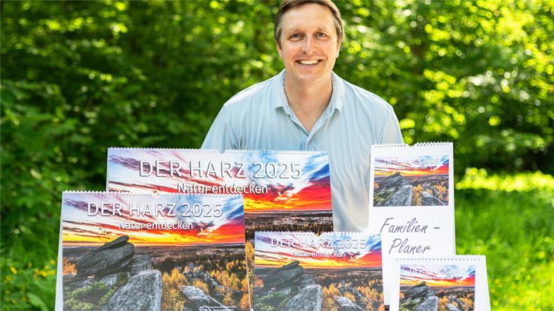Martin Wurzbacher mit seinem neuen Foto-Kalender für 2025.