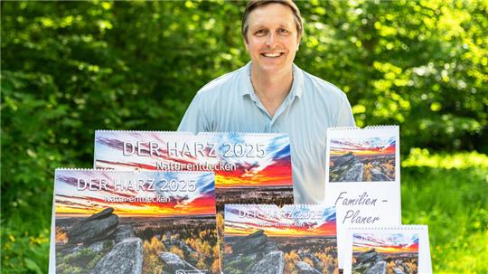 Martin Wurzbacher mit seinem neuen Foto-Kalender für 2025.