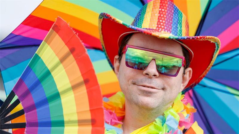 Martin aus Gießen ist auch im Alltag in Regenbogenfarben unterwegs.