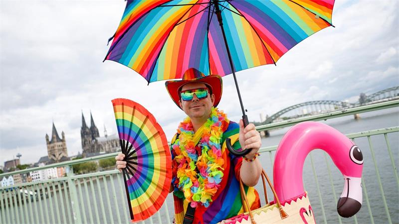 Martin aus Gießen ist auch im Alltag in Regenbogenfarben unterwegs.