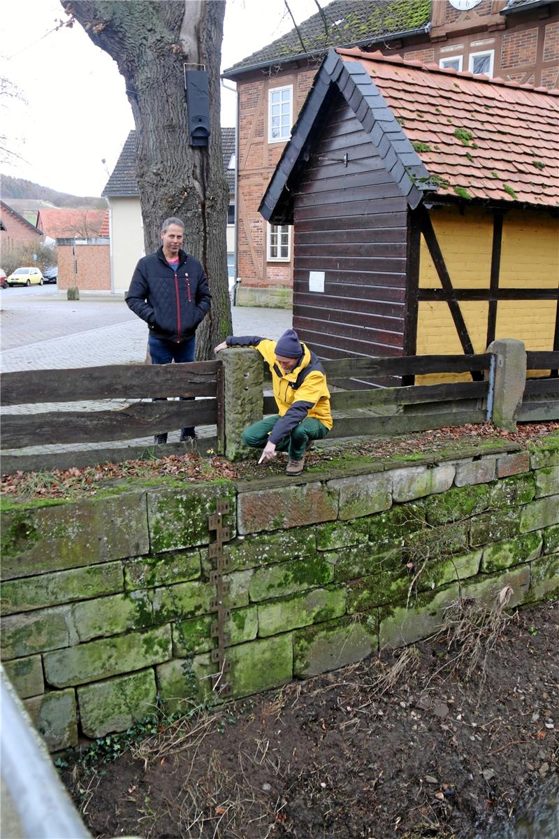 Hochwasser in Neuwallmoden: Der Schlamm fließt ins Haus Martin (links) und Joachim Kraume-Flügel beim Blick auf die Wasserstands-Markierung an der Neile. Foto: Hartmann