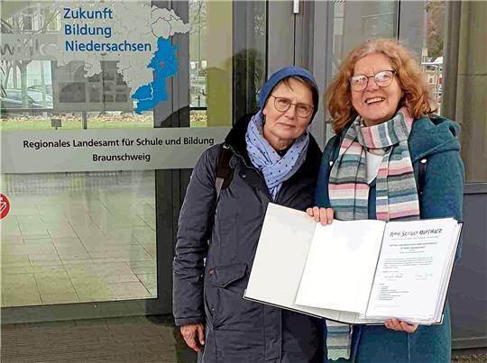 Martina Michel (l.) und Cornelia Knust bringen den 200-seitigen Antrag zur Behörde nach Braunschweig. Foto: Privat