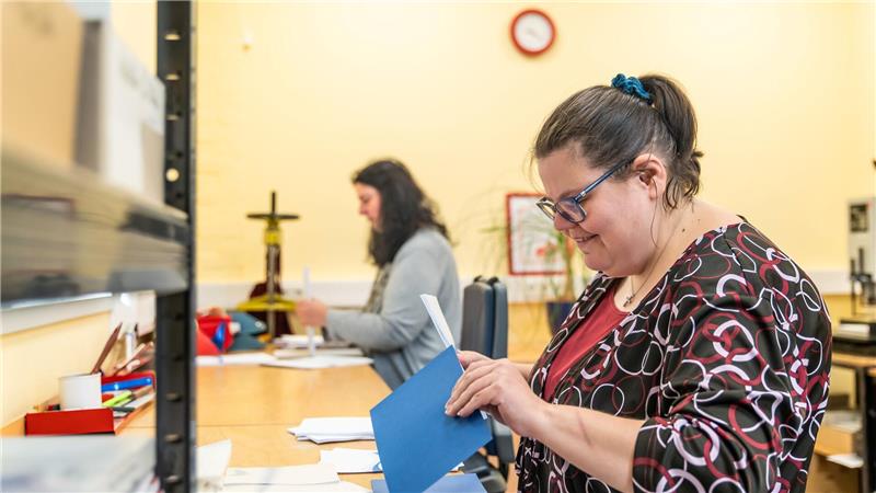 Martina Perbandt fügt in der Buchbinderei die einzelnen Teile für ein Ringbuch zusammen.