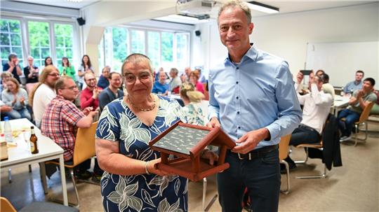 Martina Wächter wird nach 45 Jahren an der TU Clausthal von Prof. Armin Lohrengel am Institut für Maschinenwesen verabschiedet.